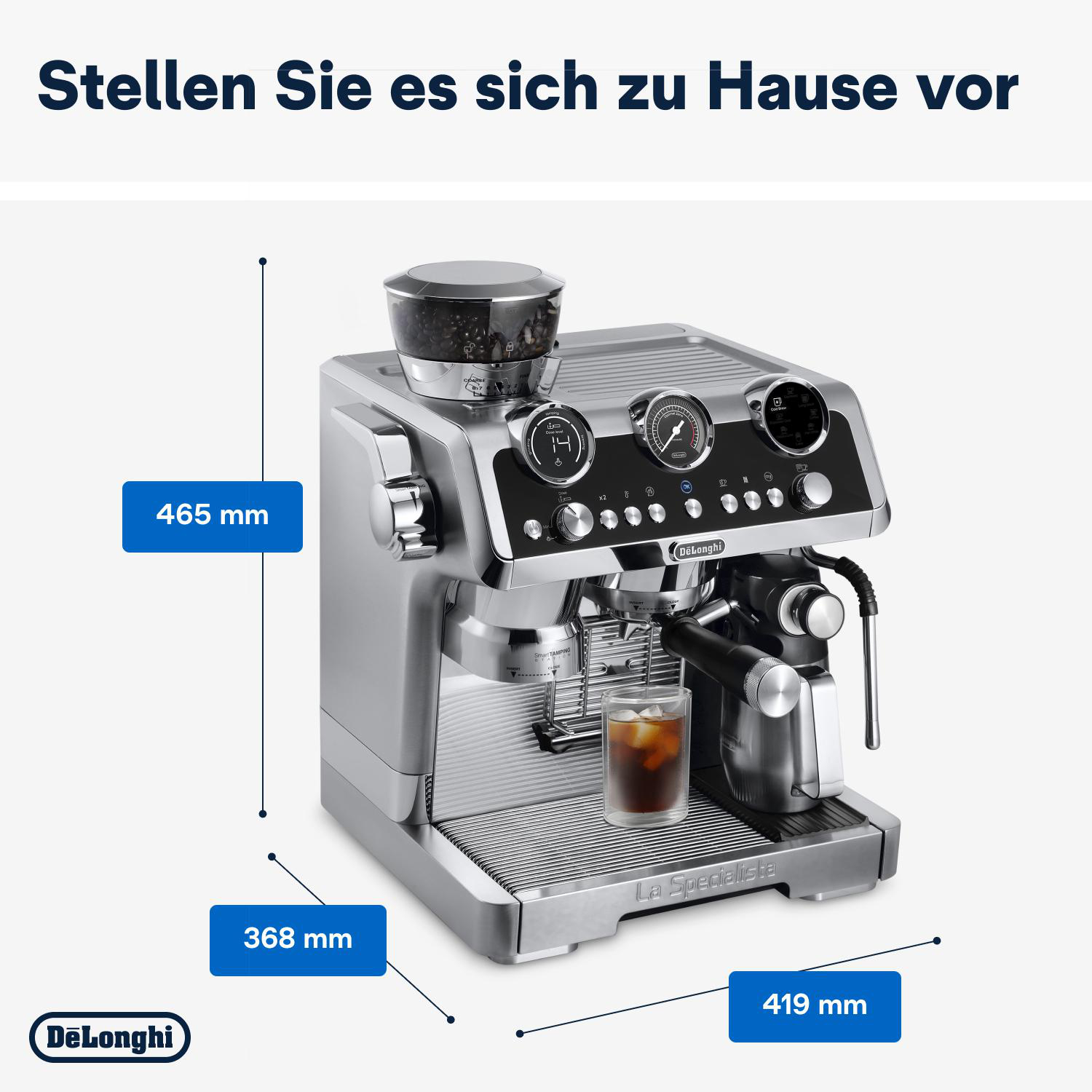 Silberne Espressomaschine mit Maßen. Schwarze Oberseite mit einer Tasse im Ausgabefach.