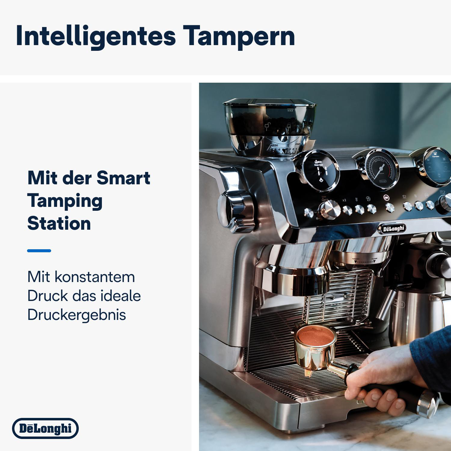 Eine silberne Espressomaschine mit einer Kaffeetasse.