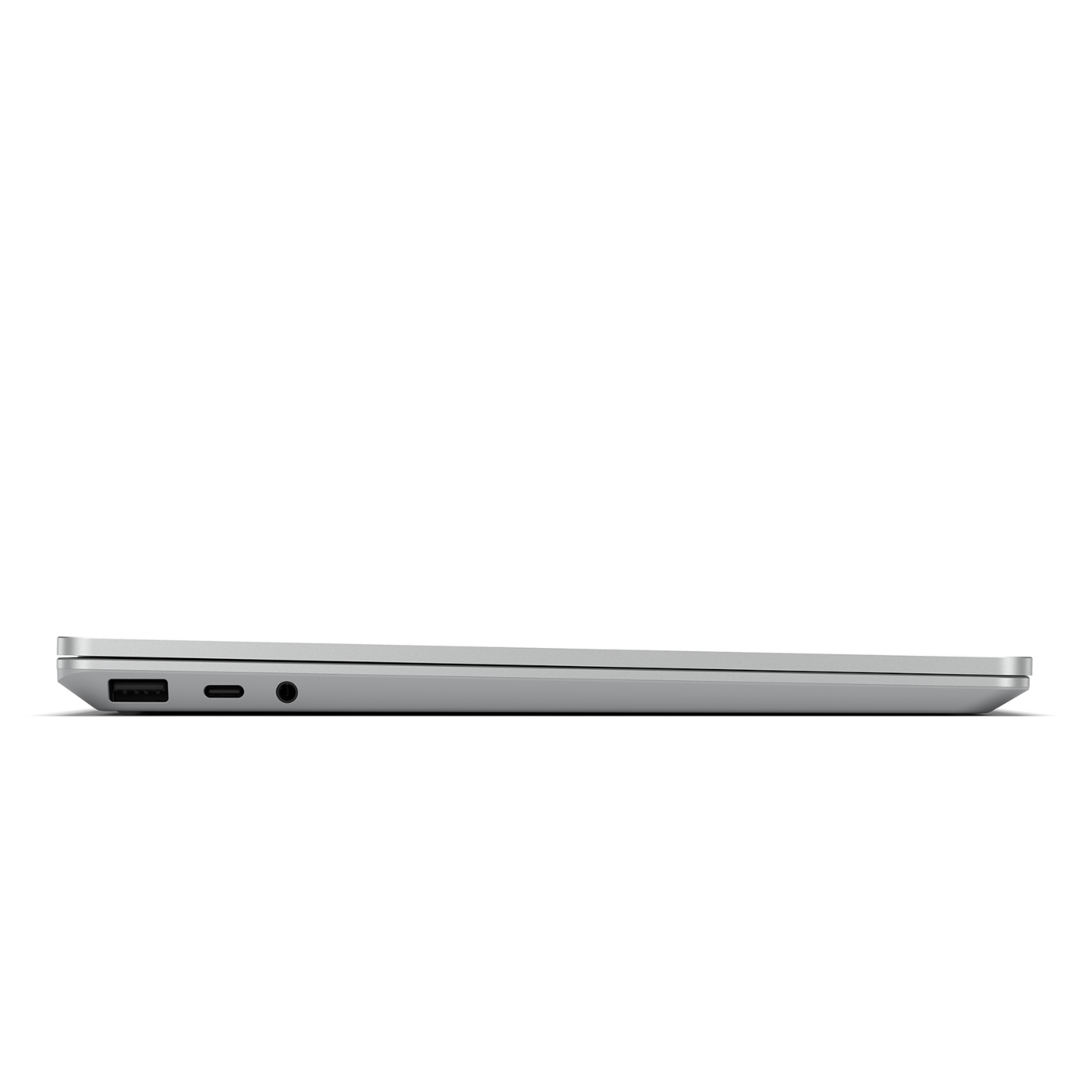 Zilveren laptop zijaanzicht, poorten zichtbaar. Zwart scherm, een plat profiel. Zwarte achtergrond.