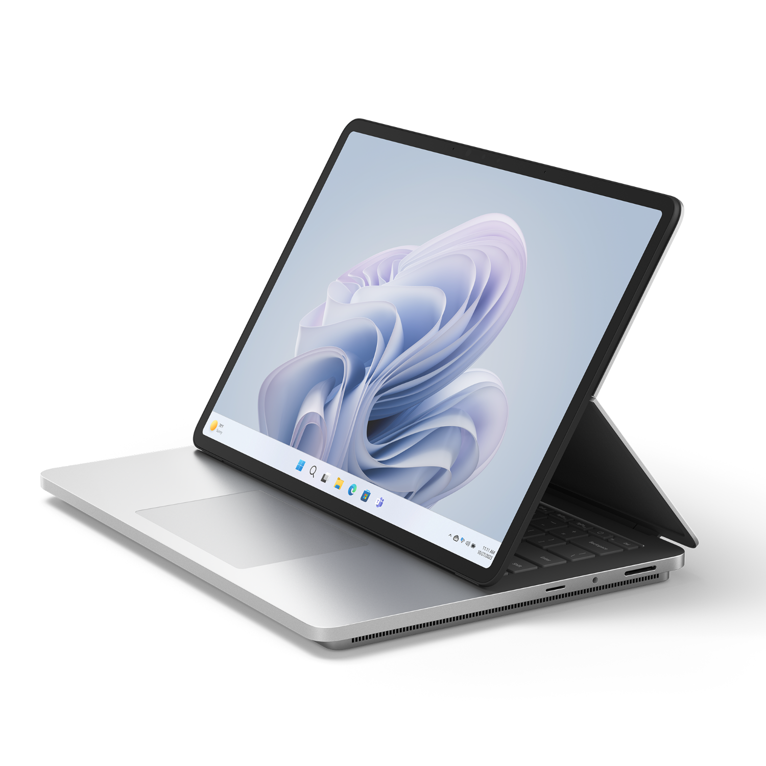 Een zilveren laptop met touchscreen, open op een zwart oppervlak.