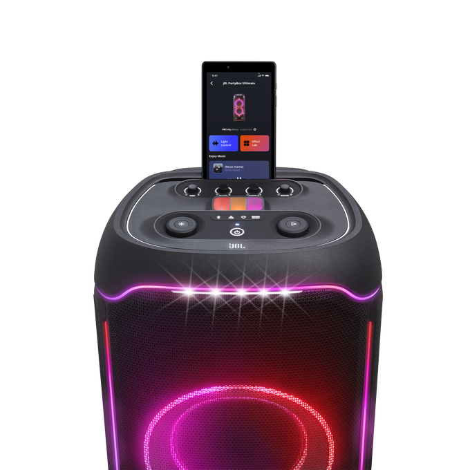 Üzerinde ışıklar ve telefon bulunan bir JBL PartyBox Ultimate hoparlör. Kırmızı ve mor ışıklarla siyah.