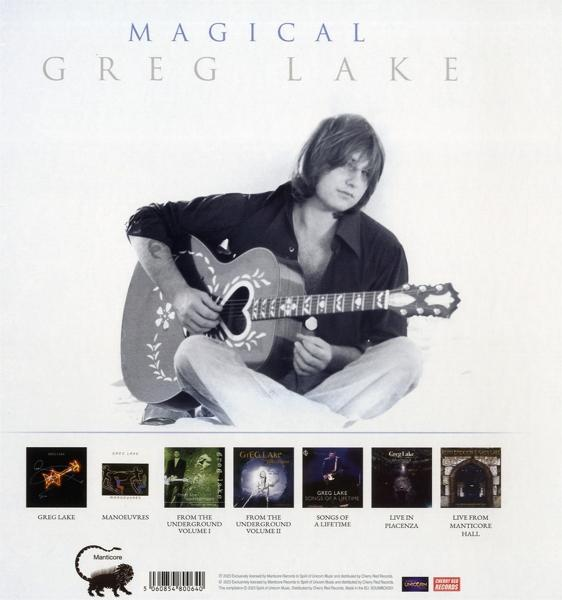 Greg Lake spielt Gitarre vor weißem Hintergrund. Albumcover darunter. Links ein Löwenlogo.