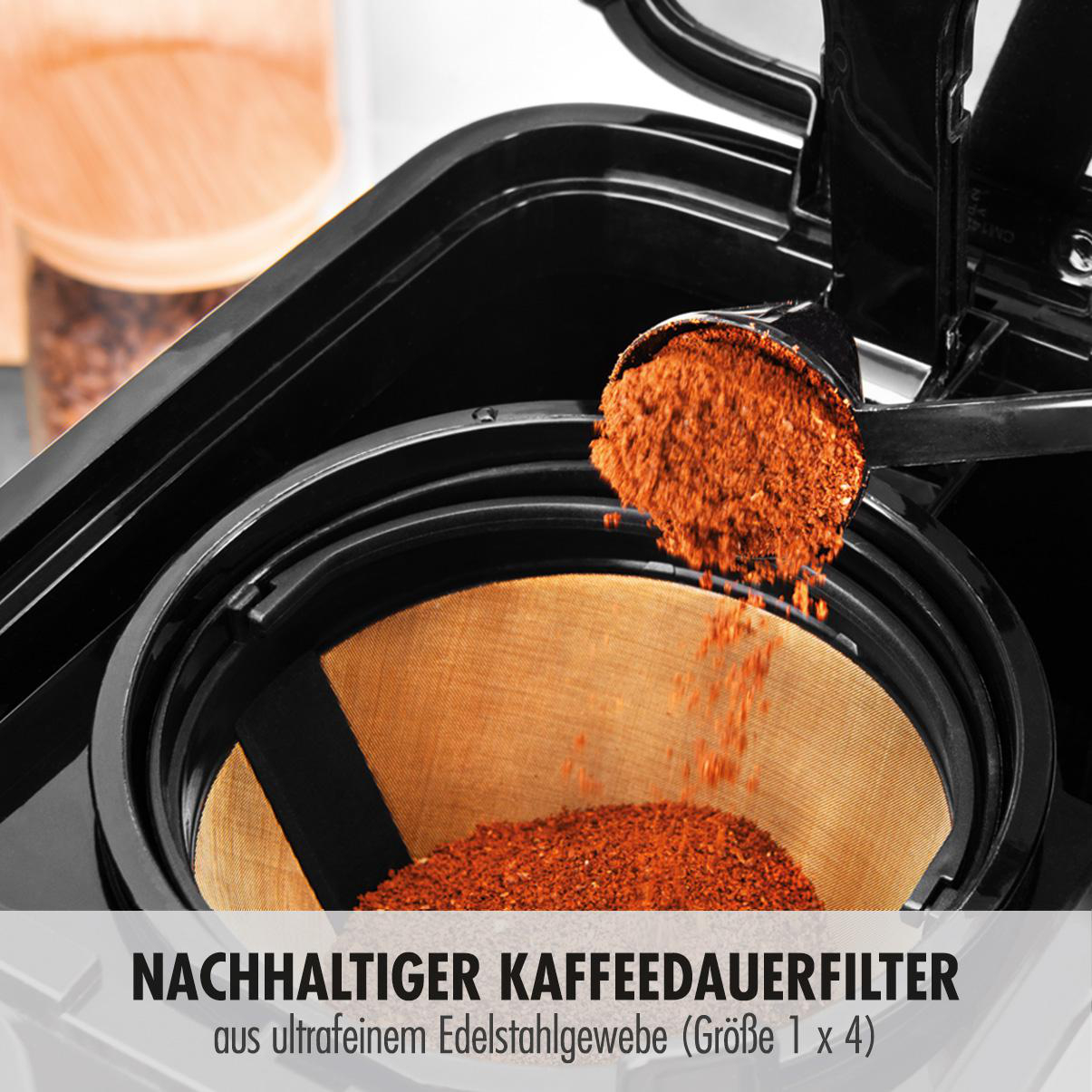 Kaffeepulver gießt in einen Filter in einer Kaffeemaschine, darunter steht deutscher Text.