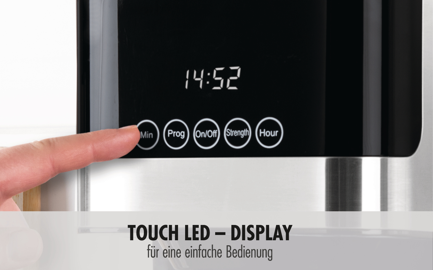Nahaufnahme eines Fingers, der eine Taste auf einem Touch-LED-Display drückt.