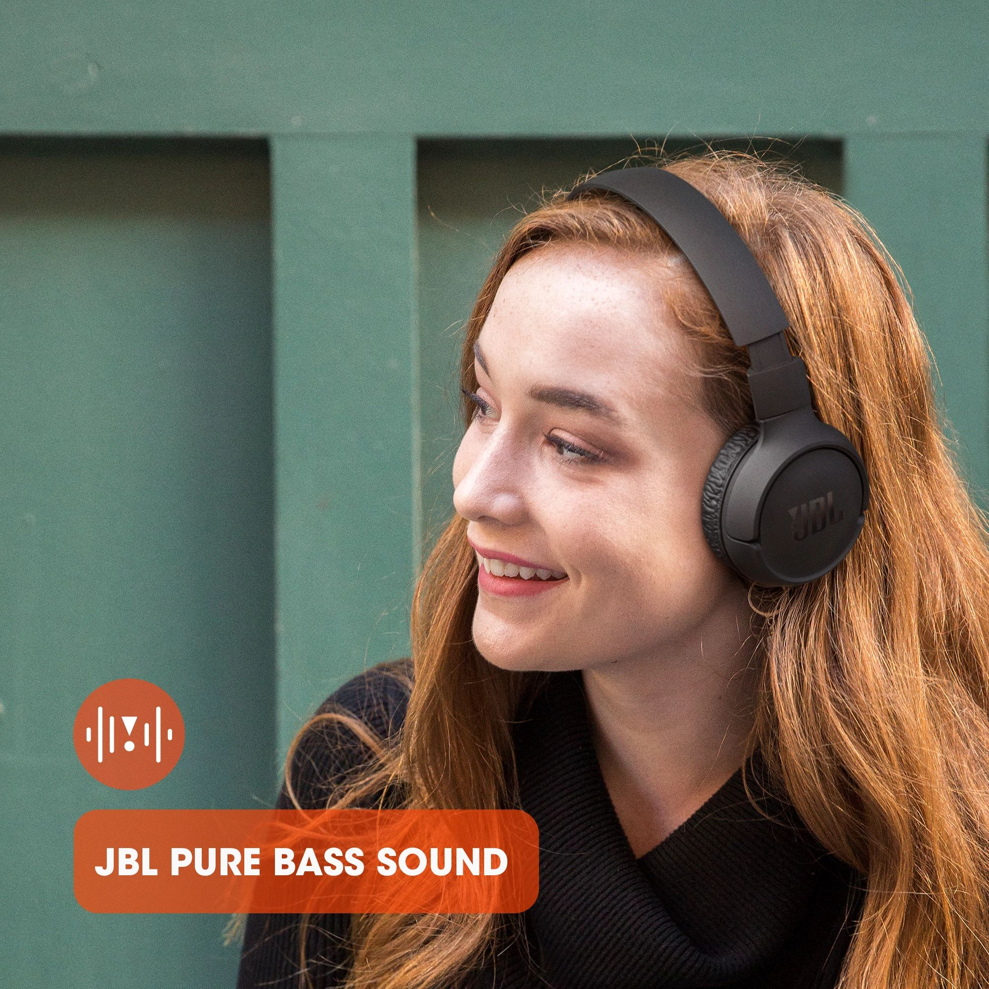 Siyah JBL kulaklık takan kadın, turuncu metin: JBL PURE BASS SOUND.