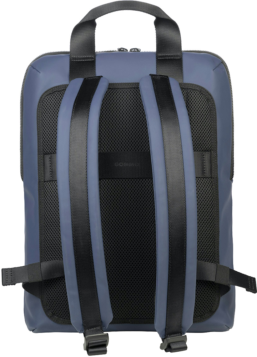 Blauer Rucksack, Rückansicht. Zwei schwarze Gurte und ein Netzpaneel sind zu sehen.