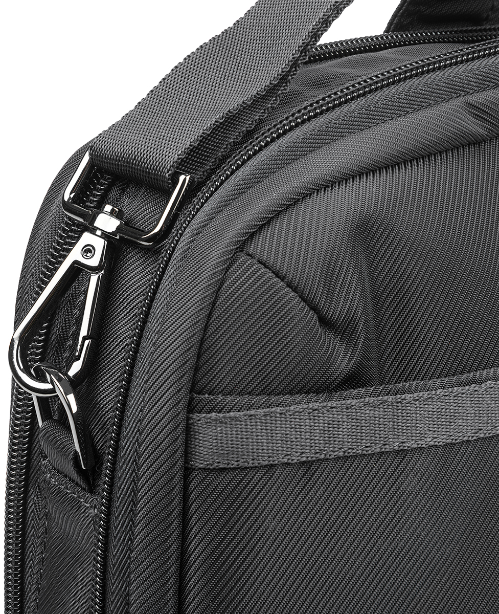 Nahaufnahme einer schwarzen Tasche mit Metallverschluss und Reißverschluss.