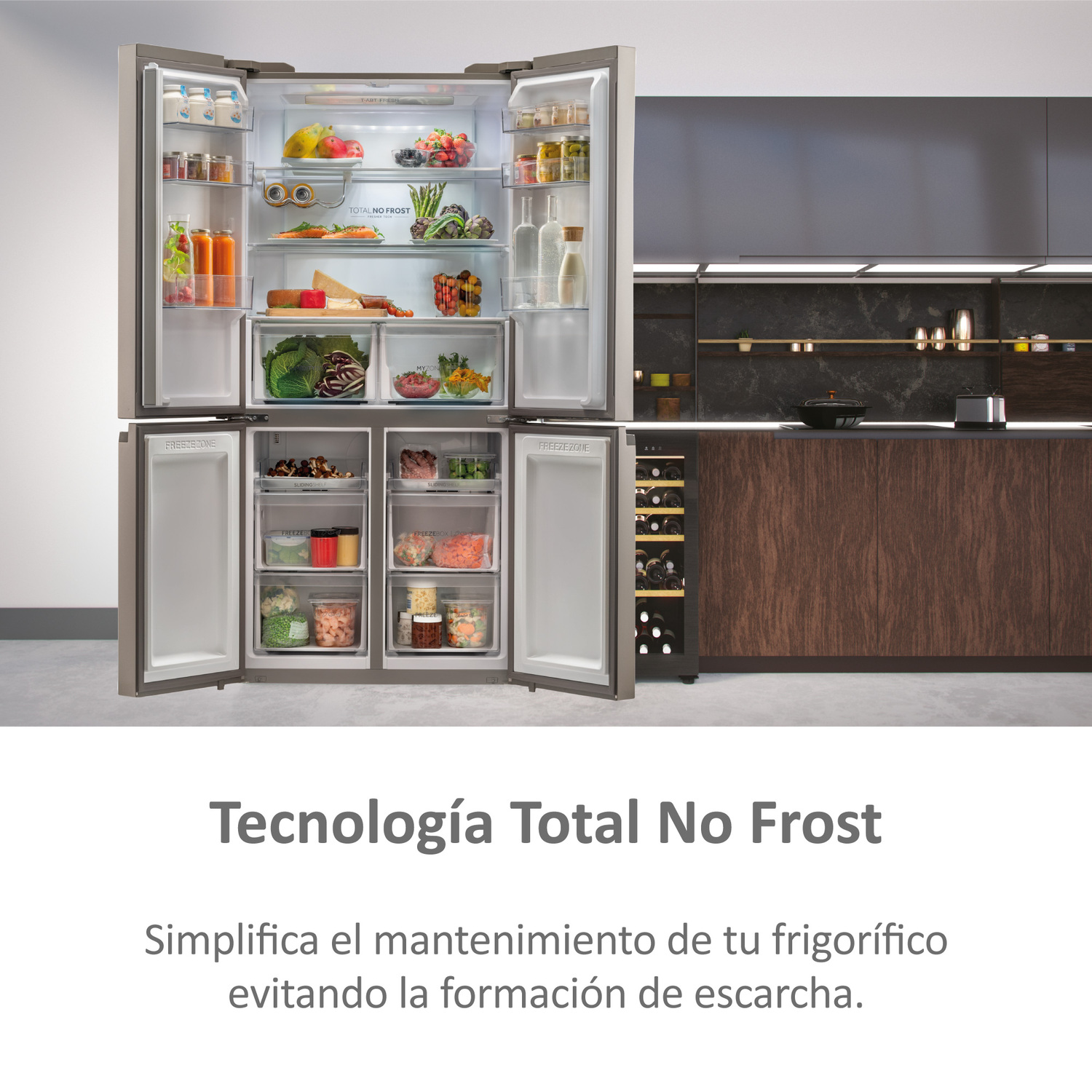 Un refrigerador con las puertas abiertas, mostrando los compartimentos y estantes interiores.