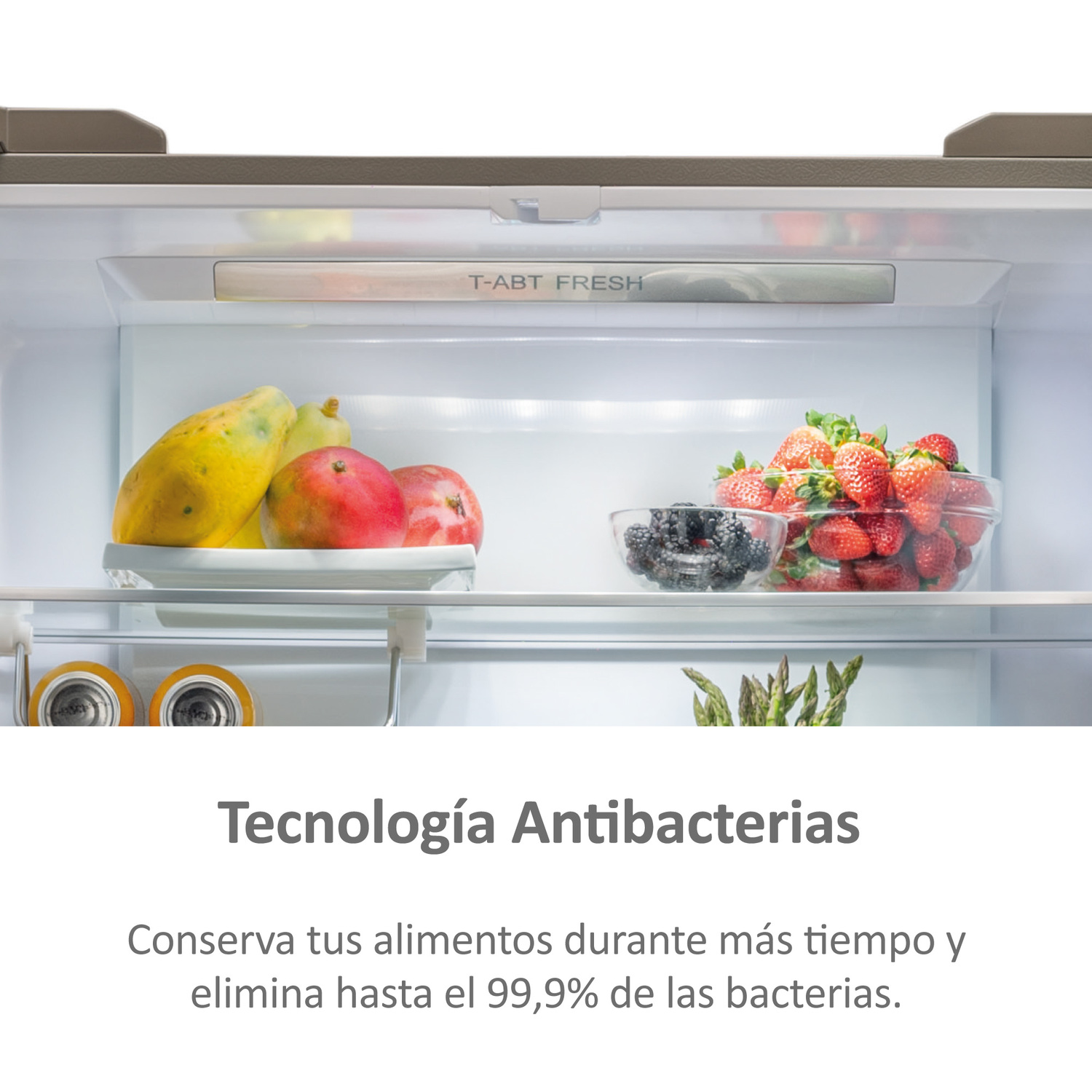 Interior de refrigerador con varias frutas y texto sobre tecnología antibacteriana.