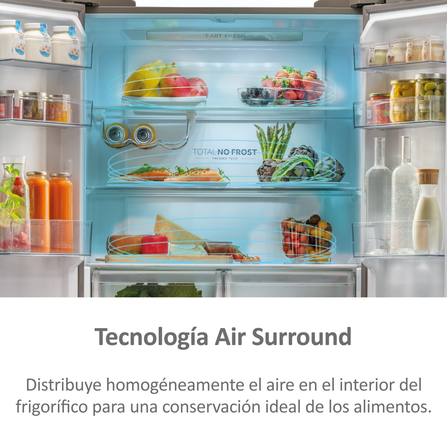 Interior de un frigorífico con varios alimentos. Estantes transparentes con frutas, verduras y bebidas.