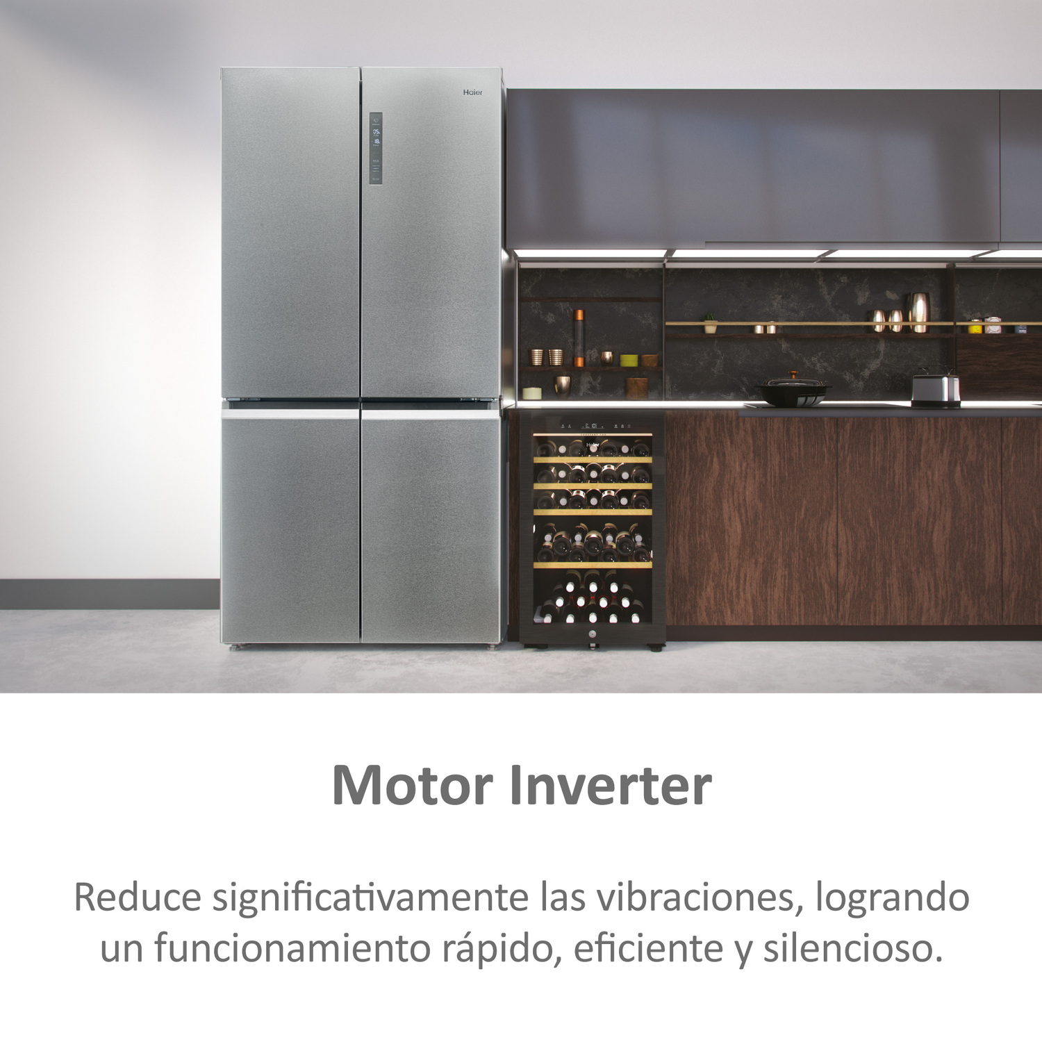 Refrigerador y vinoteca en cocina moderna. Color plata, armarios oscuros.