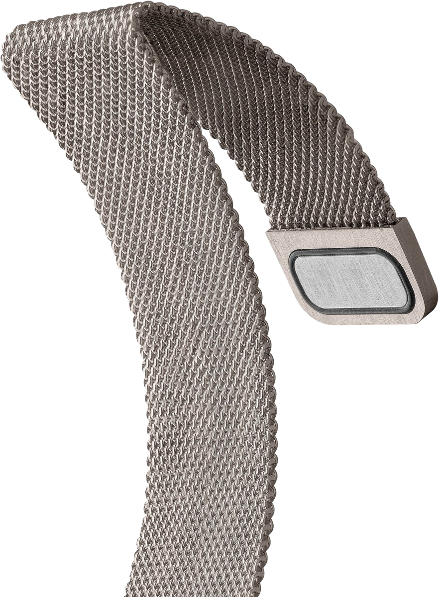 Nahaufnahme eines silbernen Uhrenarmbands mit Mesh-Design und silberner Schnalle.