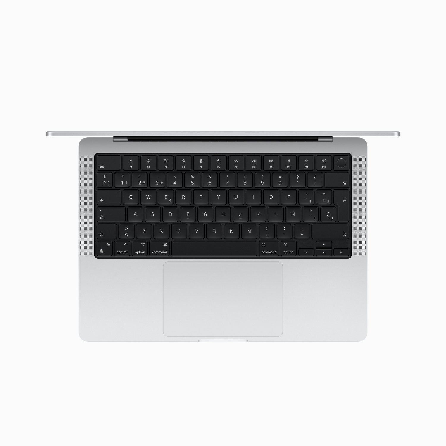 Una computadora portátil plateada está abierta, vista desde arriba, mostrando un teclado y trackpad negros sobre fondo blanco.