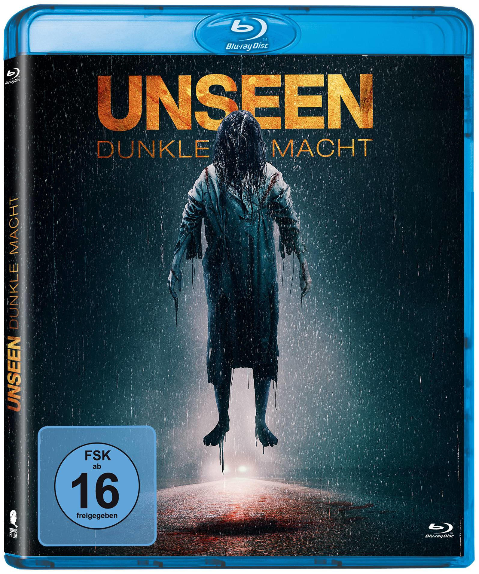 DVD-Cover für einen Horrorfilm. Eine Person im Nachthemd steht im Regen.