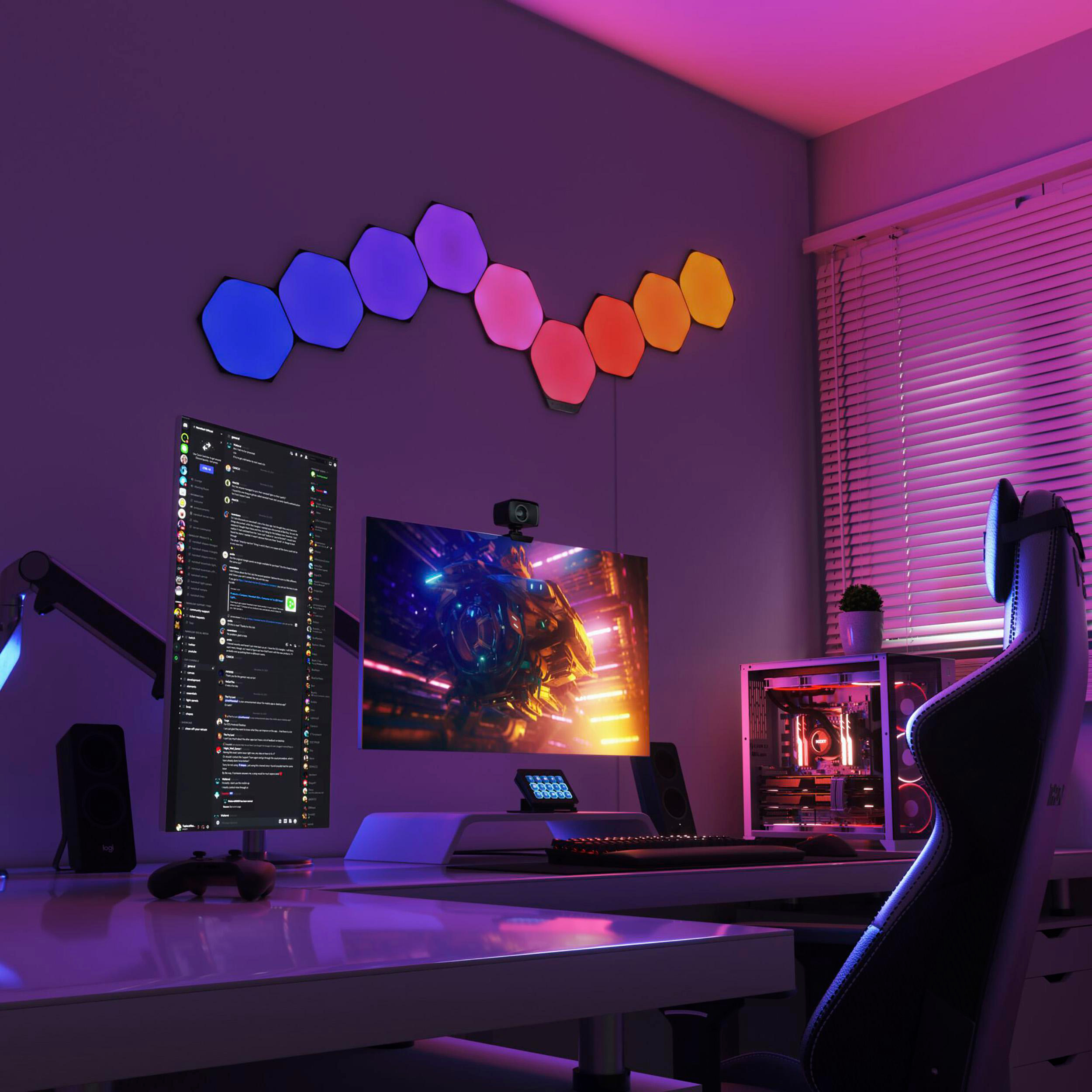 Gaming-Setup mit mehreren Monitoren, LED-Leuchten und einem Gaming-Stuhl.