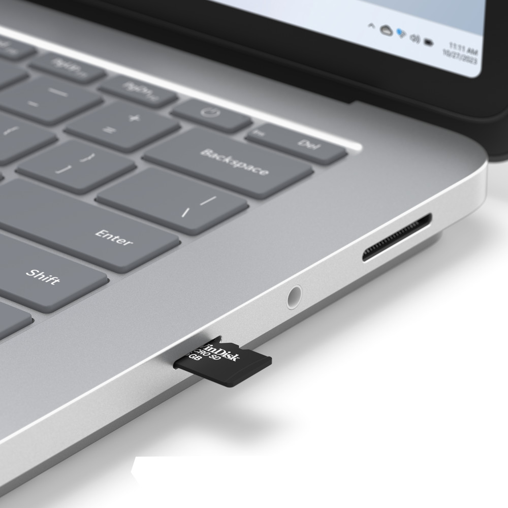 Een laptop met een SD-kaart erin, en een close-up van het toetsenbord met de Enter-toets zichtbaar.