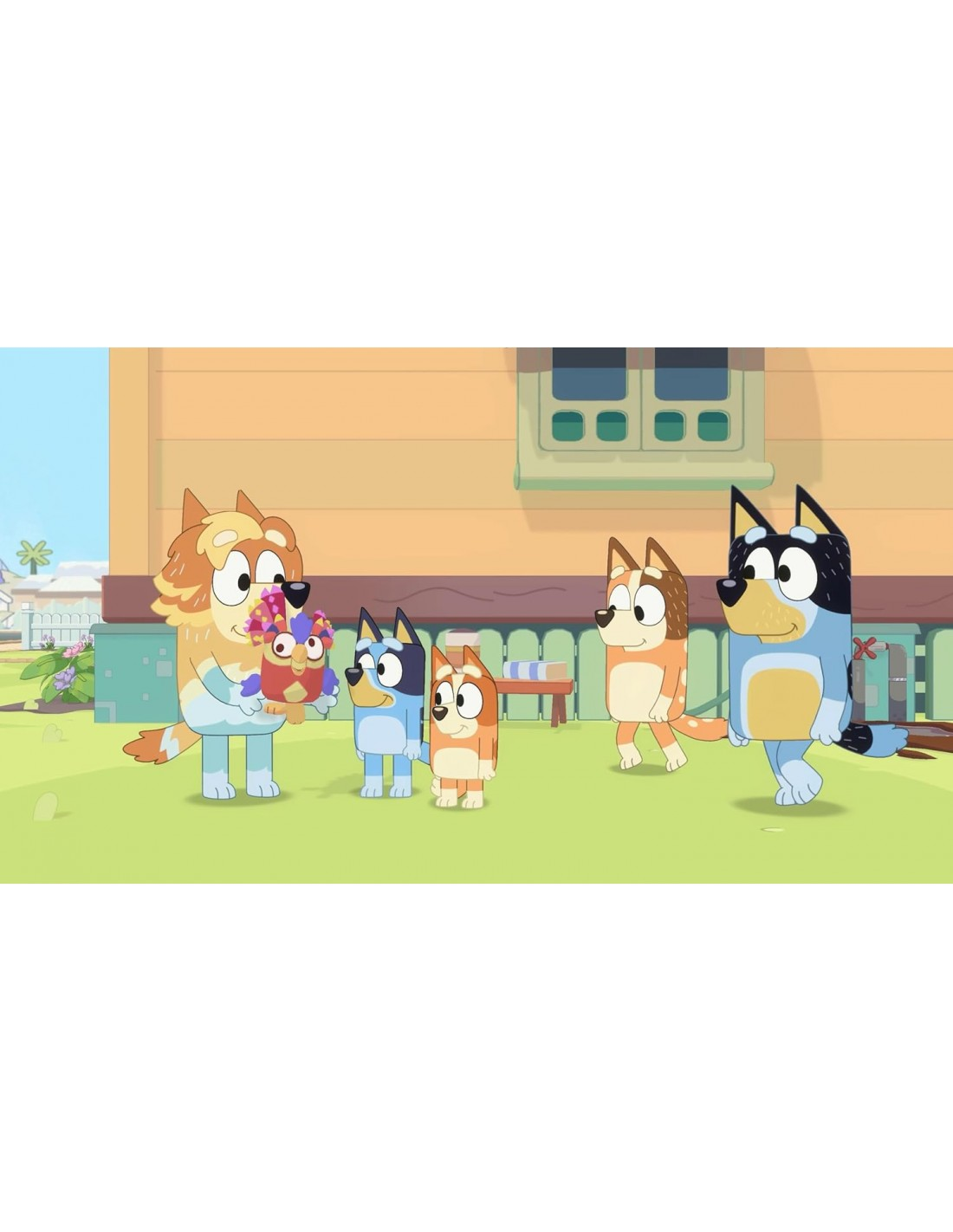 Escena de dibujos animados de Bluey: la familia de Bluey, dando flores a un personaje, en un patio trasero.