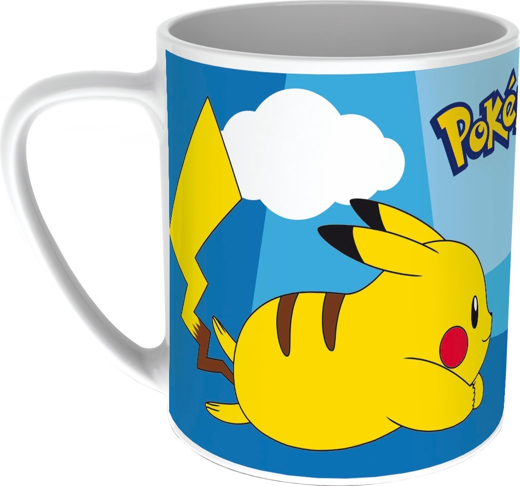 Una tazza bianca con un Pikachu giallo. C'è uno sfondo blu e una nuvola bianca.