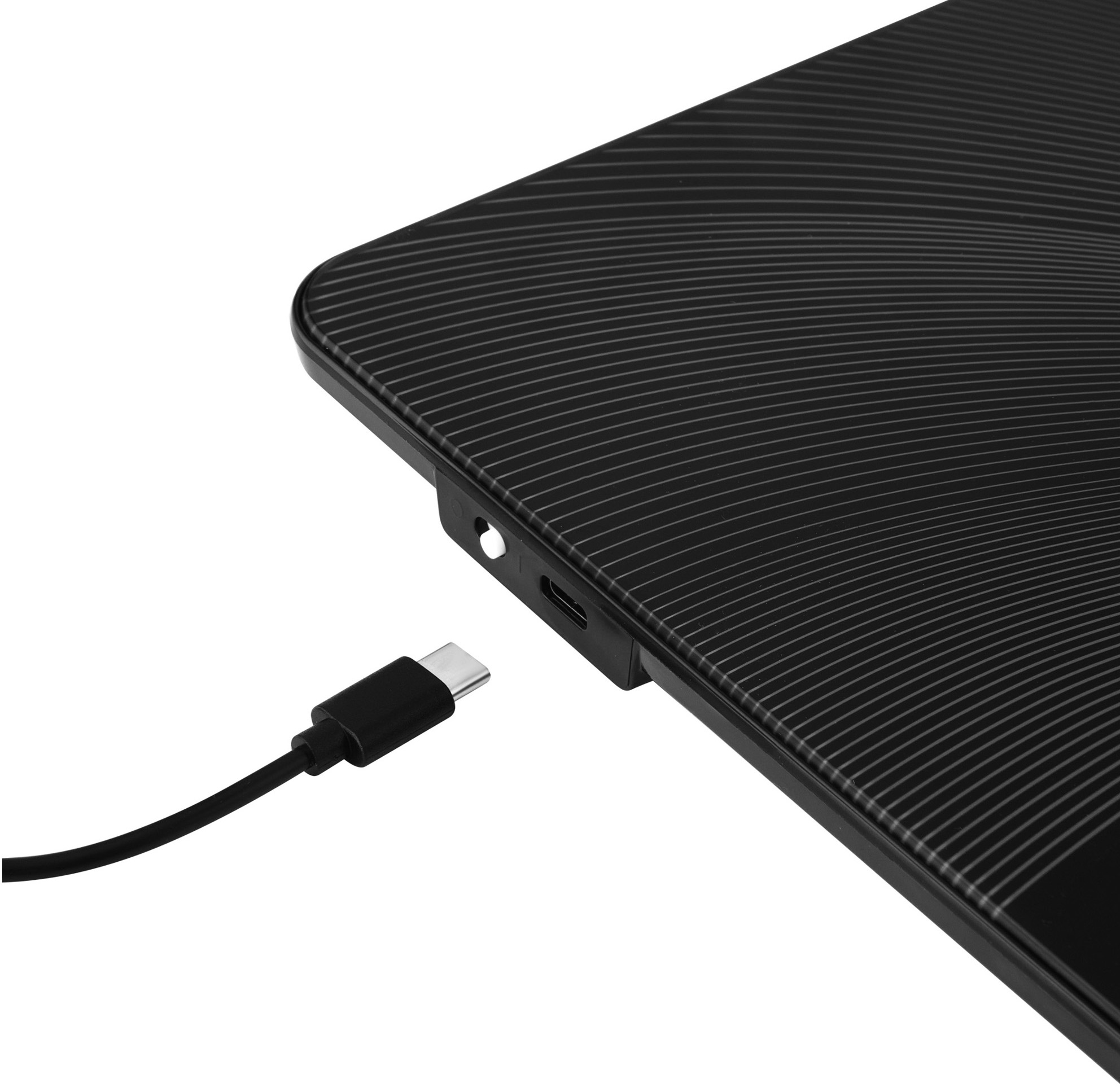 Fekete felület USB-C porttal és bedugott kábellel.