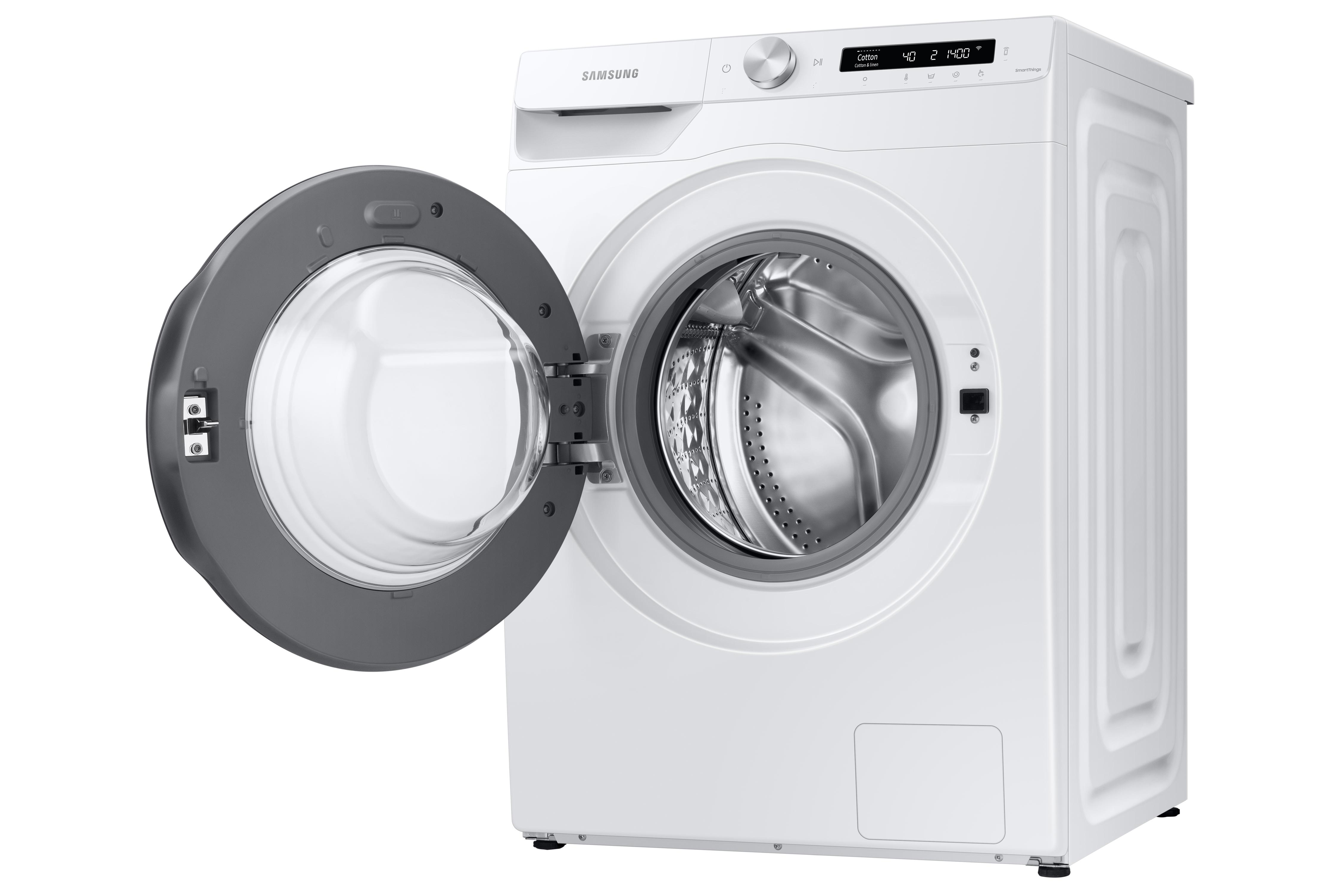 Weiße Waschmaschine mit offener Tür, die das Innere der Trommel zeigt.