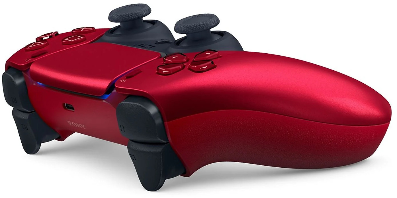 Rode Playstation 5-controller, schuine weergave. Witte achtergrond.