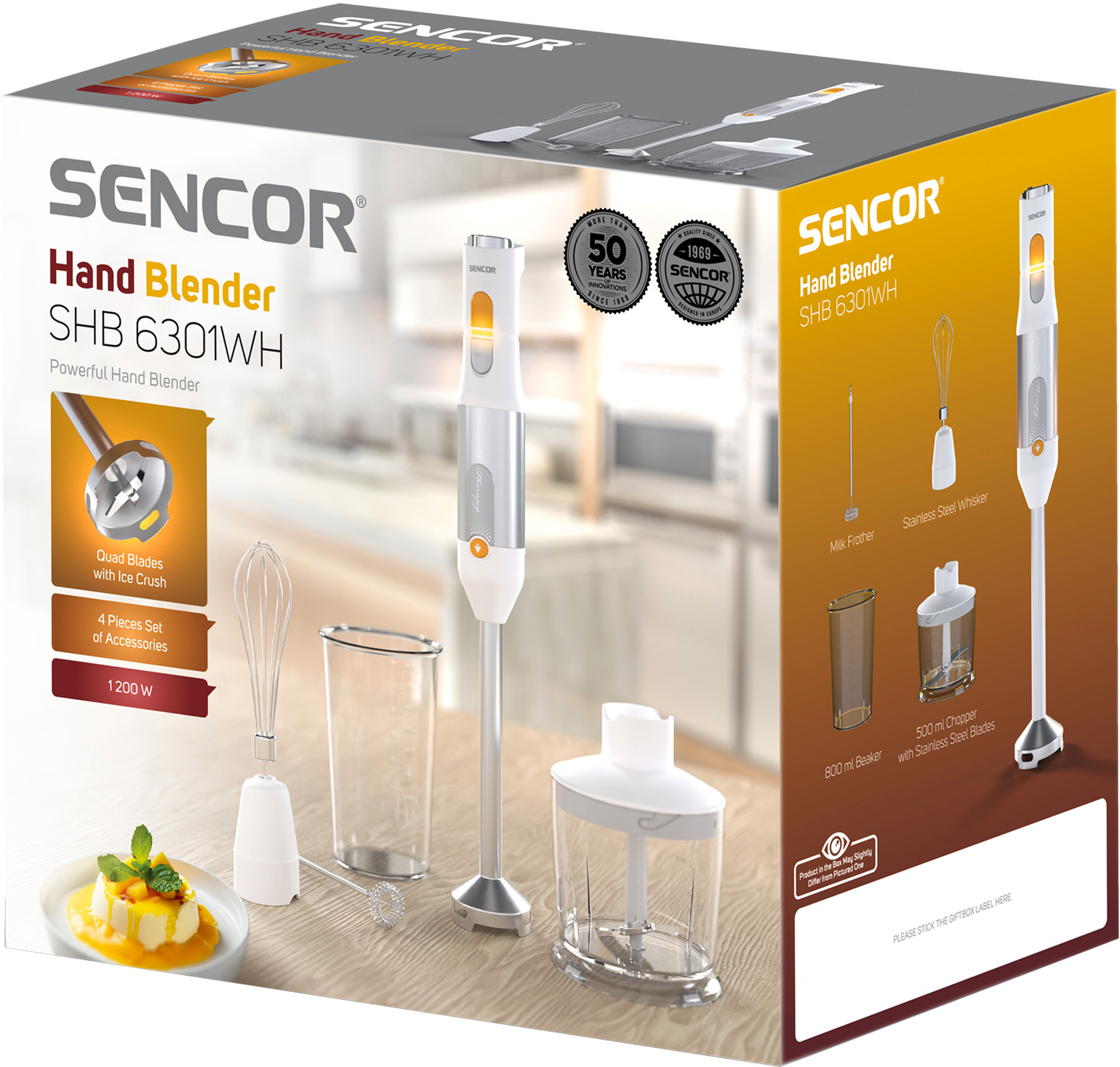 Egy turmixgép készlet tartozékokkal egy dobozban. Tartalmazza a turmixgépet, habverőket, poharat, tartályt és a 'SENCOR Hand Blender' szöveget.