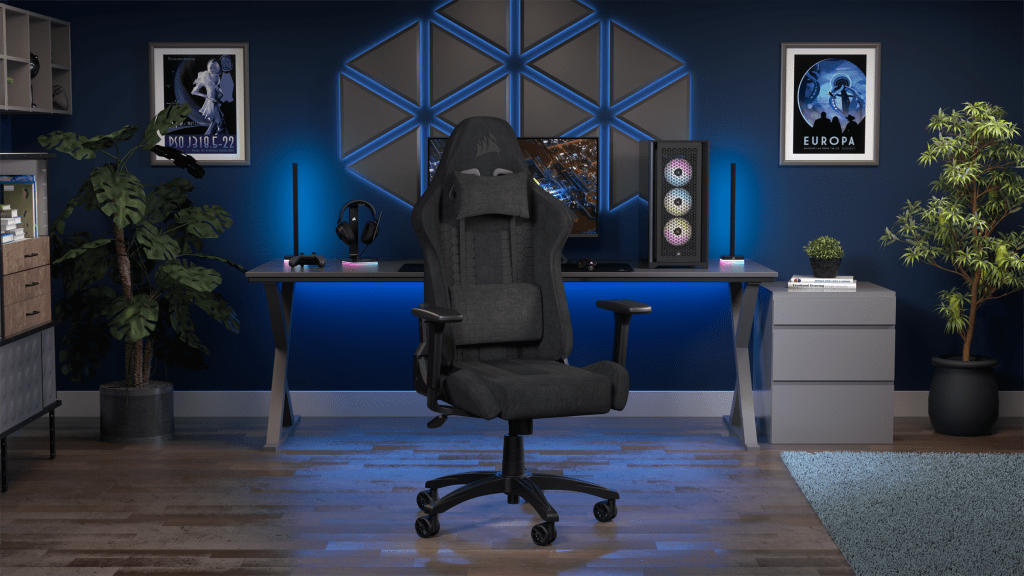 Spielzimmer mit Stuhl, Schreibtisch und Computer.