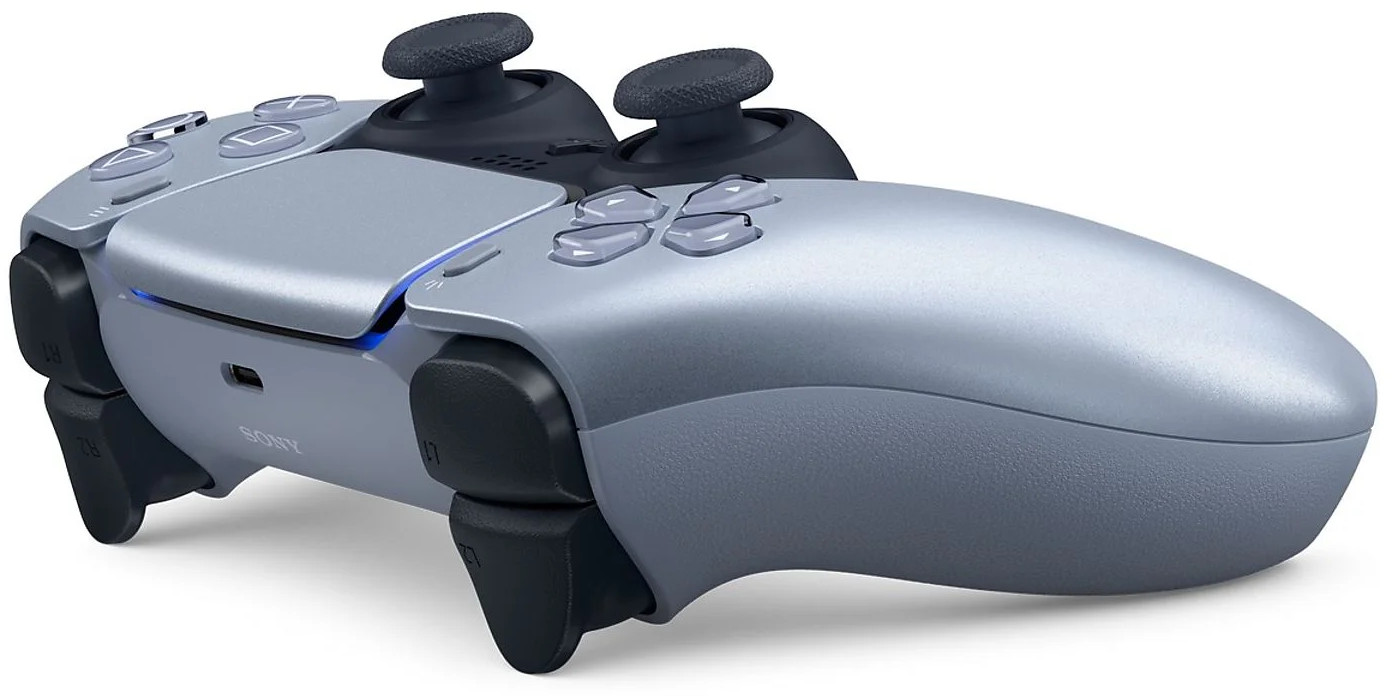 Een zilver en zwarte Playstation 5 controller, lichtjes gekanteld.