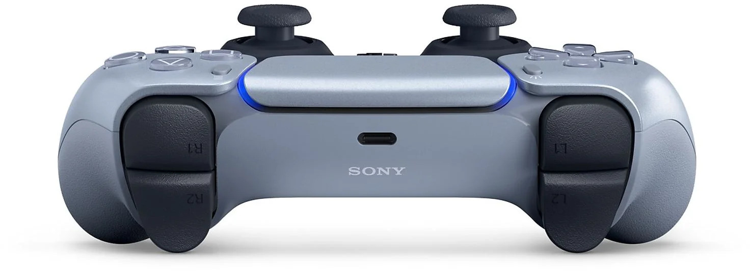 Een zilver en zwarte PlayStation 5 controller. Het Sony-logo staat in het midden. Witte achtergrond.