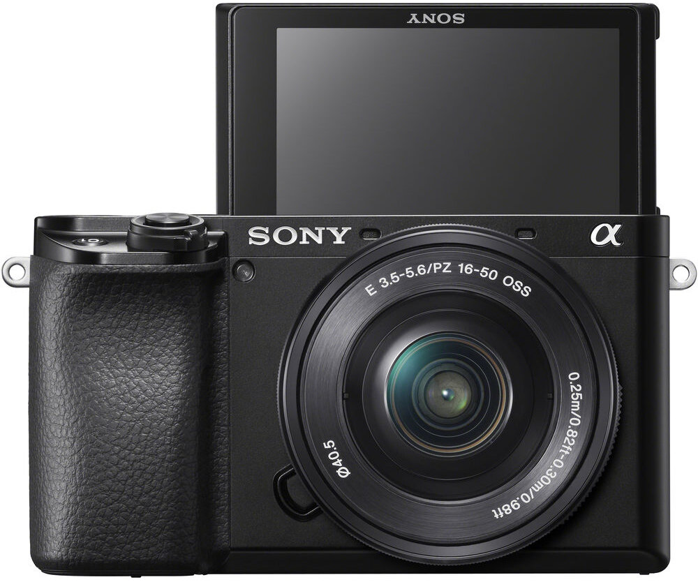 Czarny aparat Sony z obiektywem, ekranem do góry. Aparat ma logo Sony. Obiektyw ma tekst.