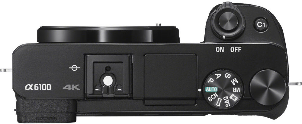 Widok z góry czarnego aparatu Sony Alpha 6100 z przyciskami i pokrętłami.