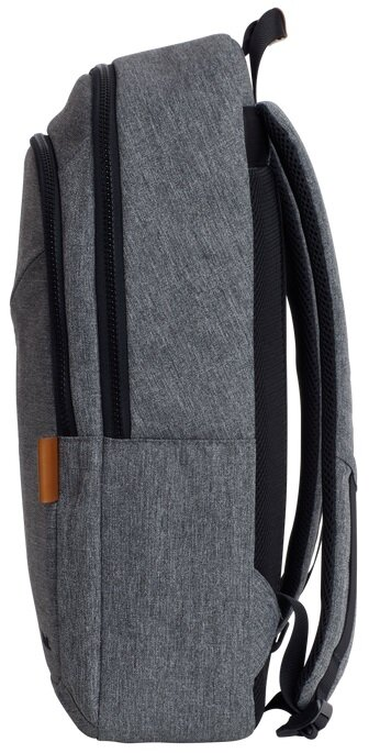 Szary plecak z kilkoma przegrodami i zamkami błyskawicznymi. Bok pokazuje małą brązową łatkę.