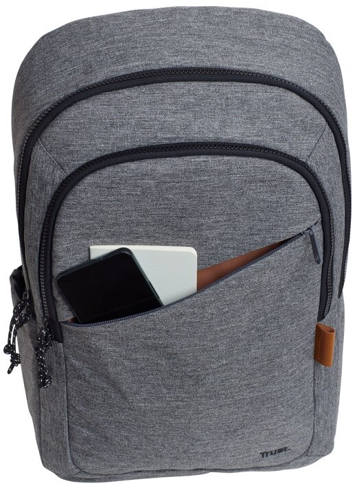 Szary plecak z zawartością widoczną w kieszeni. Smartfon i notatnik w przedniej kieszeni. Ciemne tło.