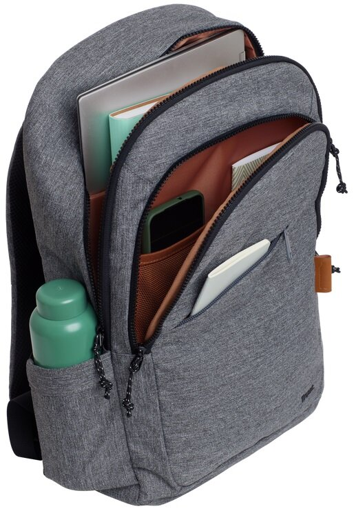 Szary plecak z otwartymi przegródkami, laptopem, notatnikami, telefonem i butelką wody w środku.
