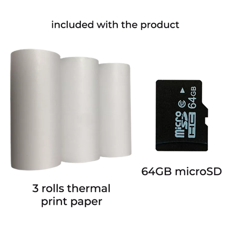 Drei Rollen Thermopapier und eine 64GB microSD-Karte auf schwarzem Untergrund.