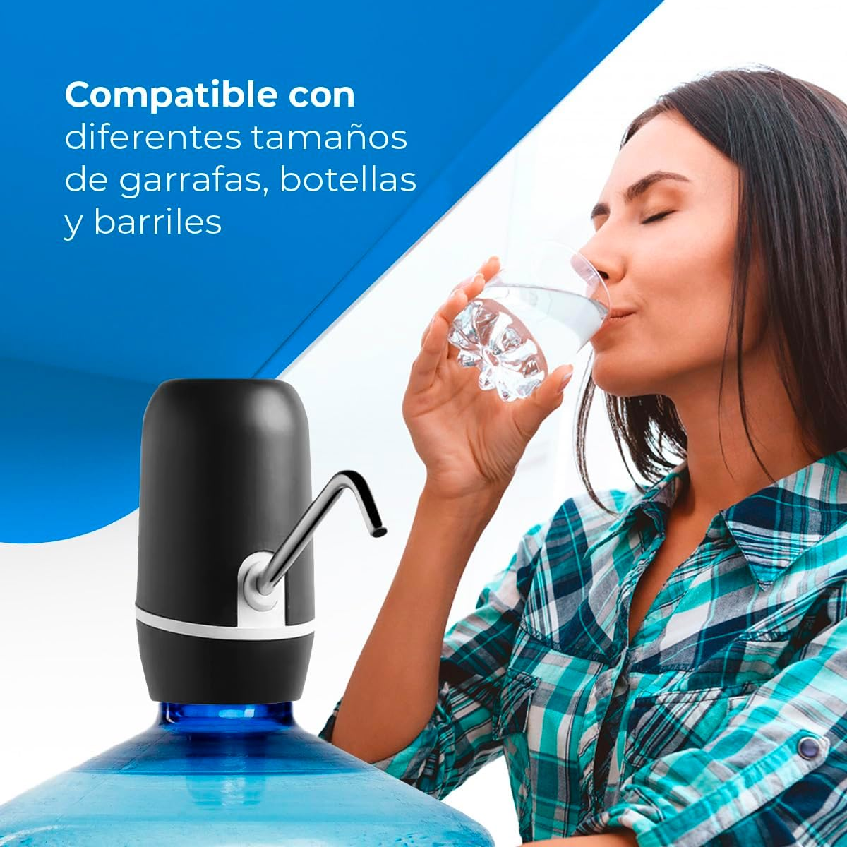 Mujer bebiendo agua de un vaso, con dispensador y botella de agua en foco.