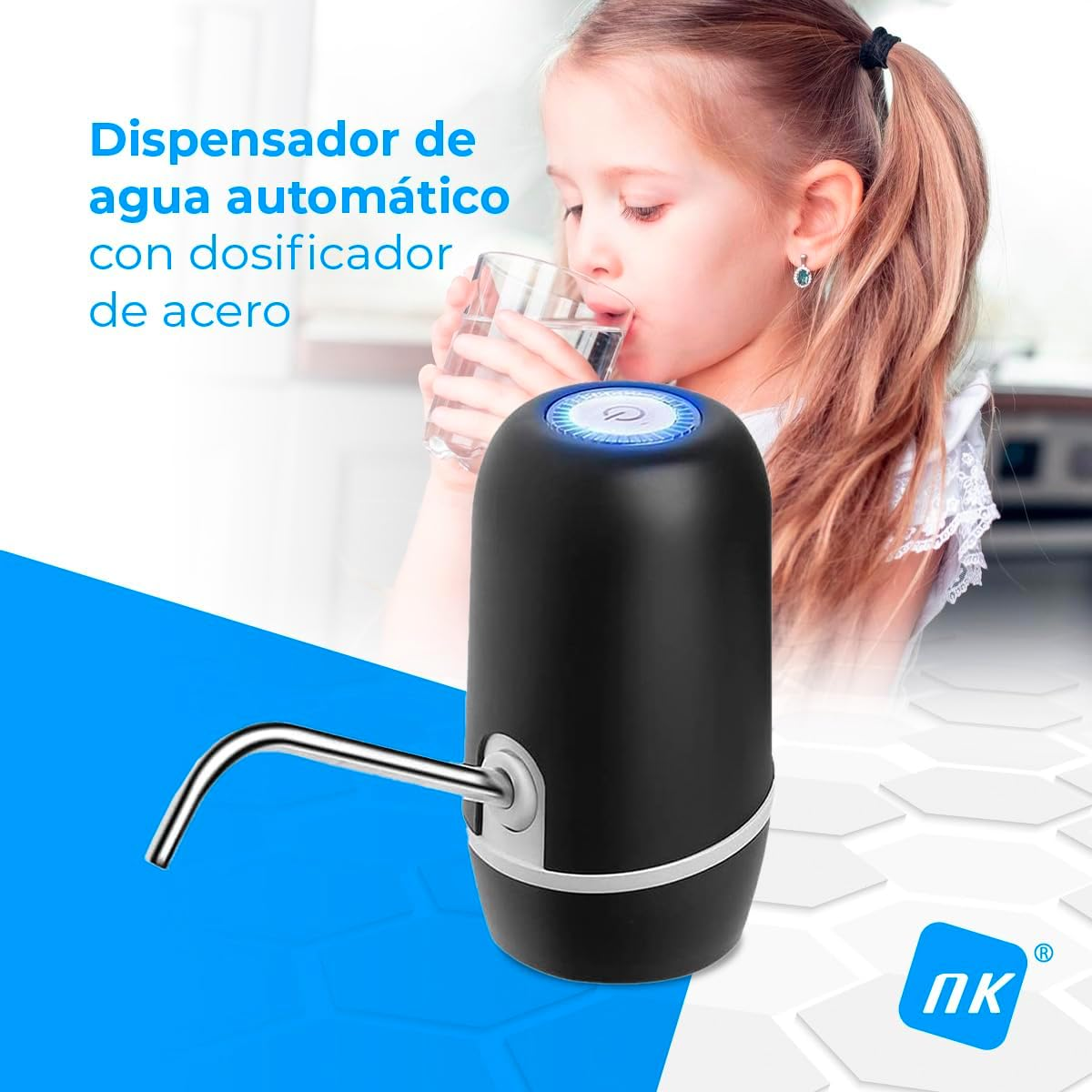 Una niña bebe agua de un vaso, junto a un dispensador de agua automático negro.