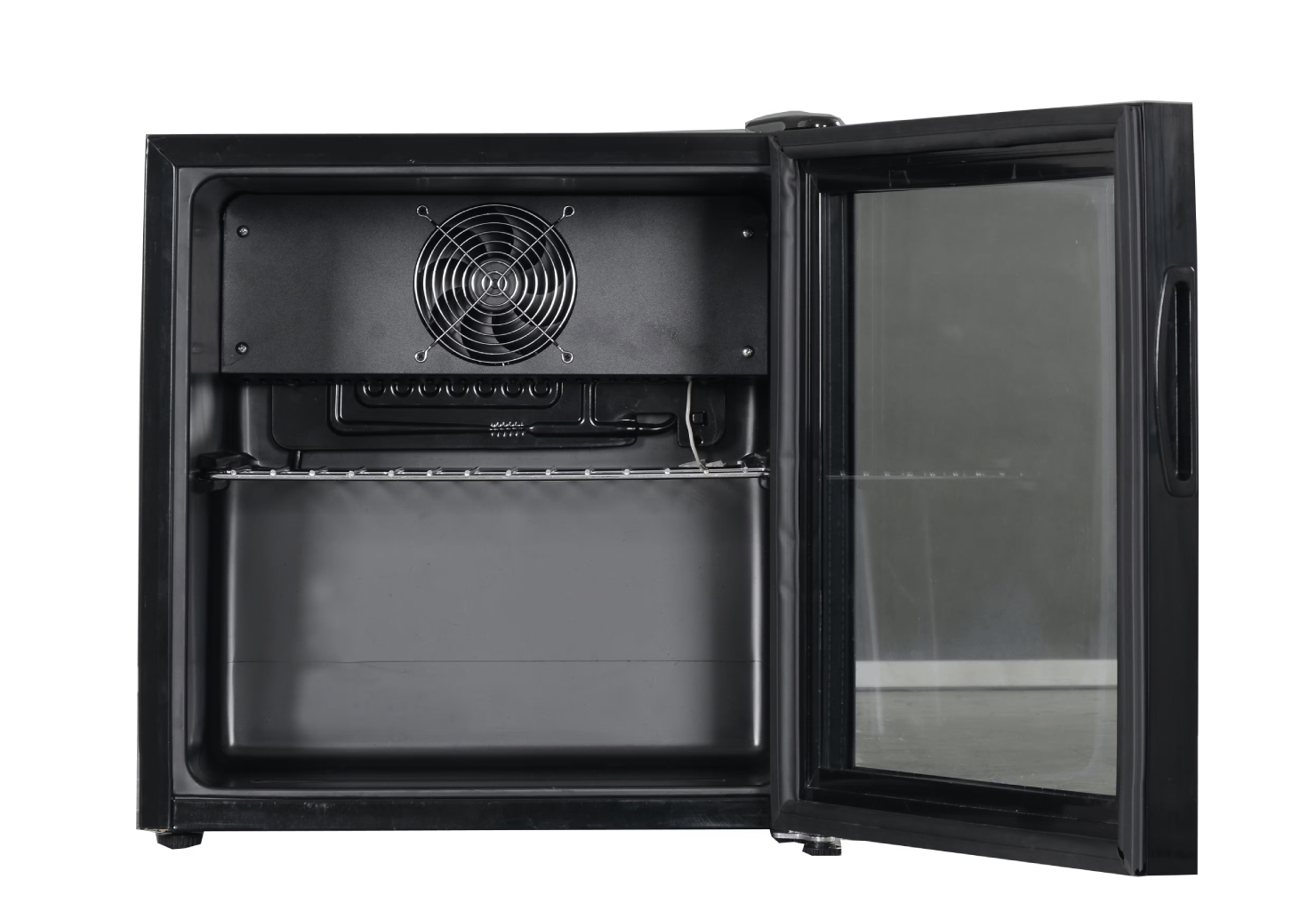 Min nevera negra, abierta. Puerta de cristal e interior con ventilador y estante.