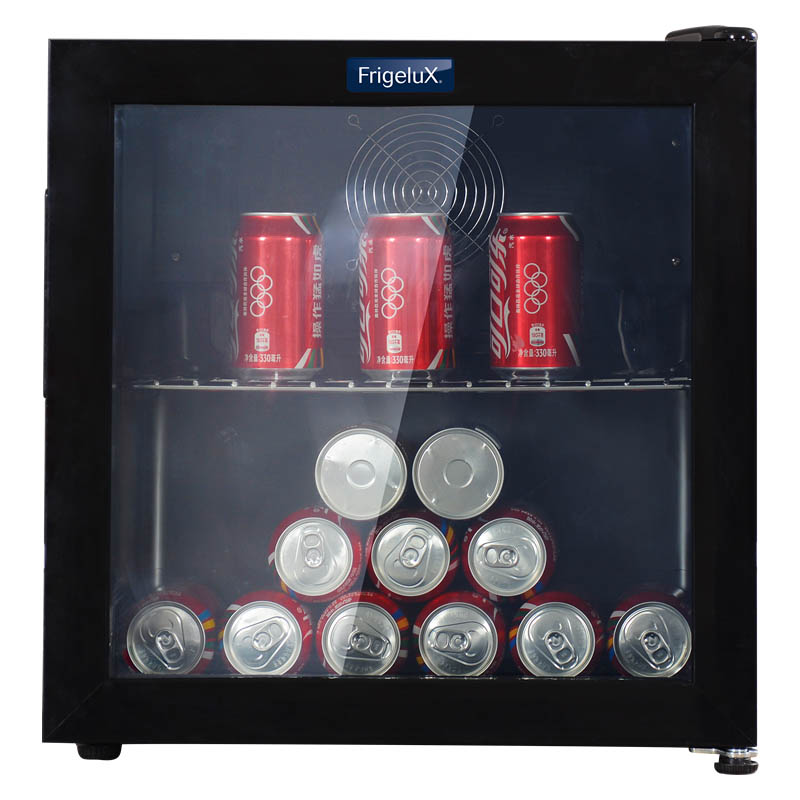 Mini nevera con bebidas enlatadas rojas dentro.