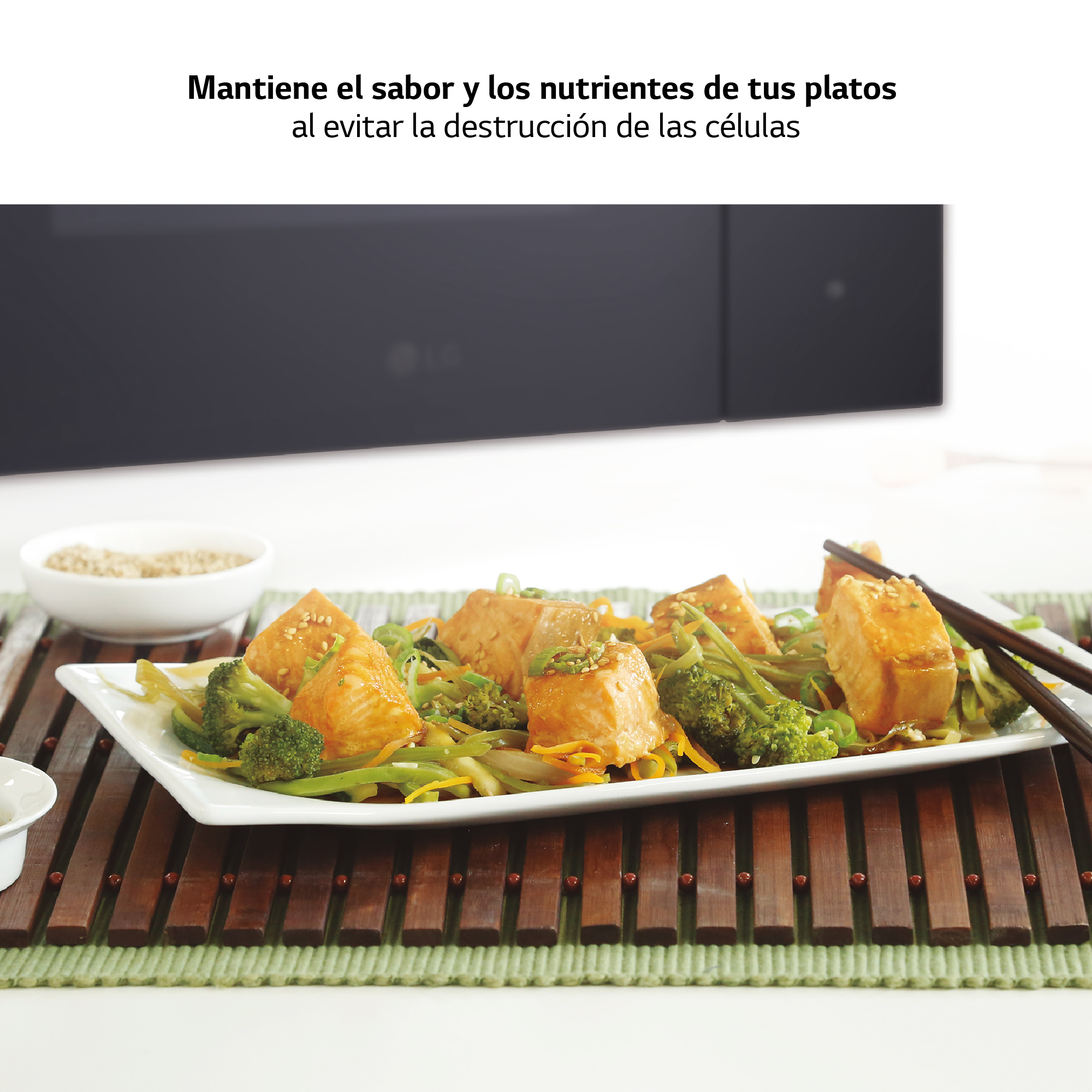 Plato de comida con salmón y verduras, palillos, con superposición de texto.
