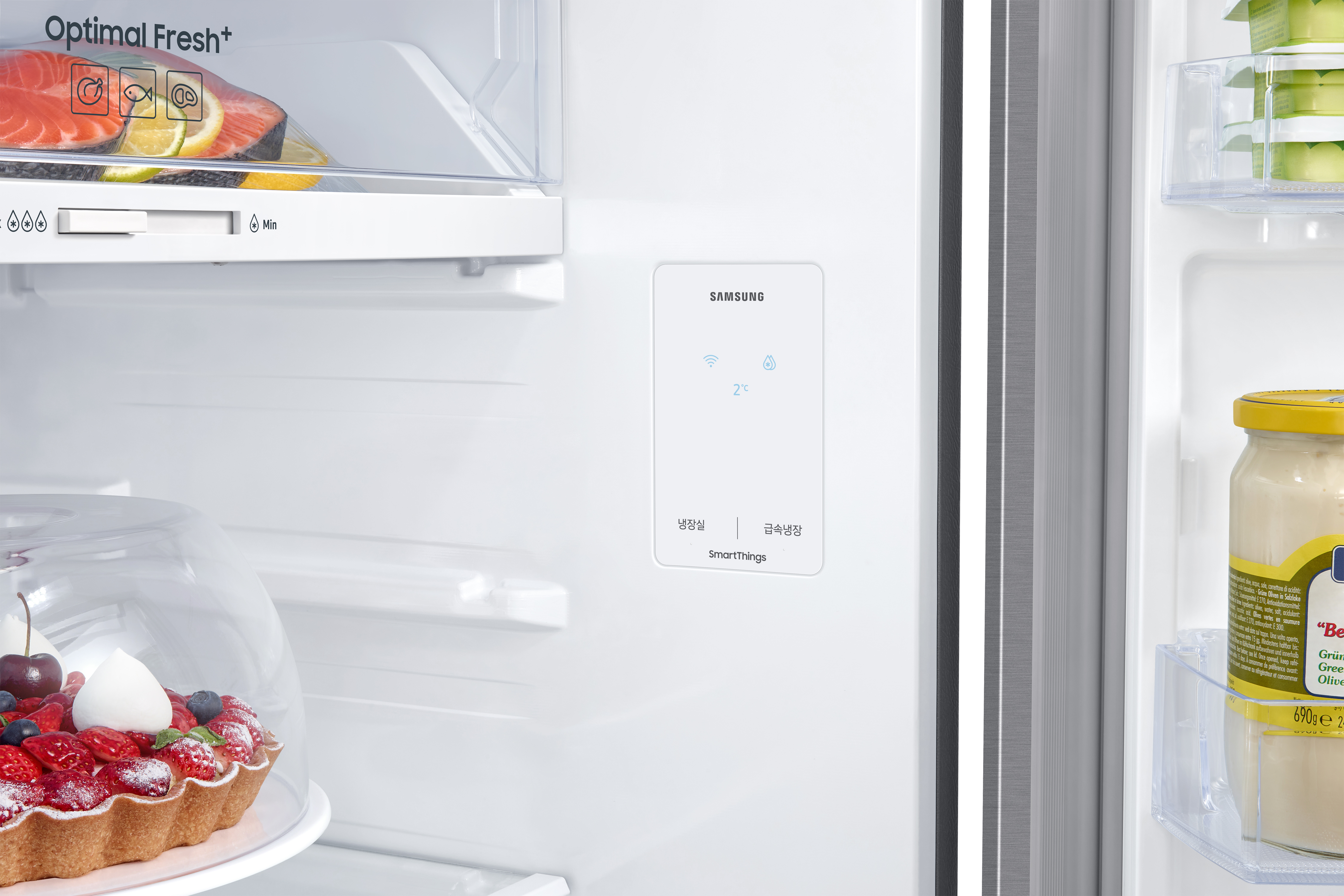 El interior de un refrigerador. Hay un panel de control y estantes con comida.