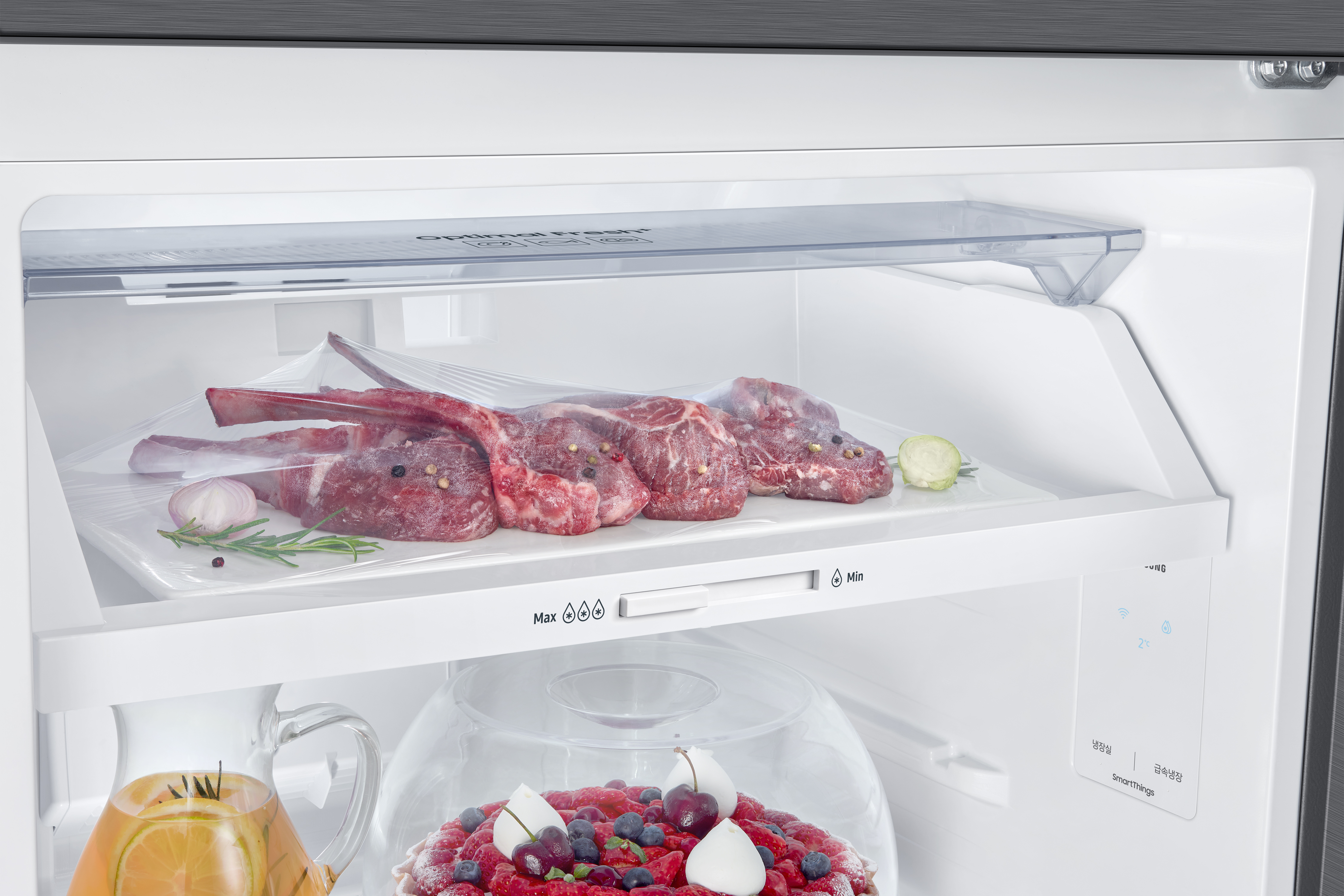 Estante de refrigerador con carne cruda. Verduras y un pastel en el compartimento inferior.