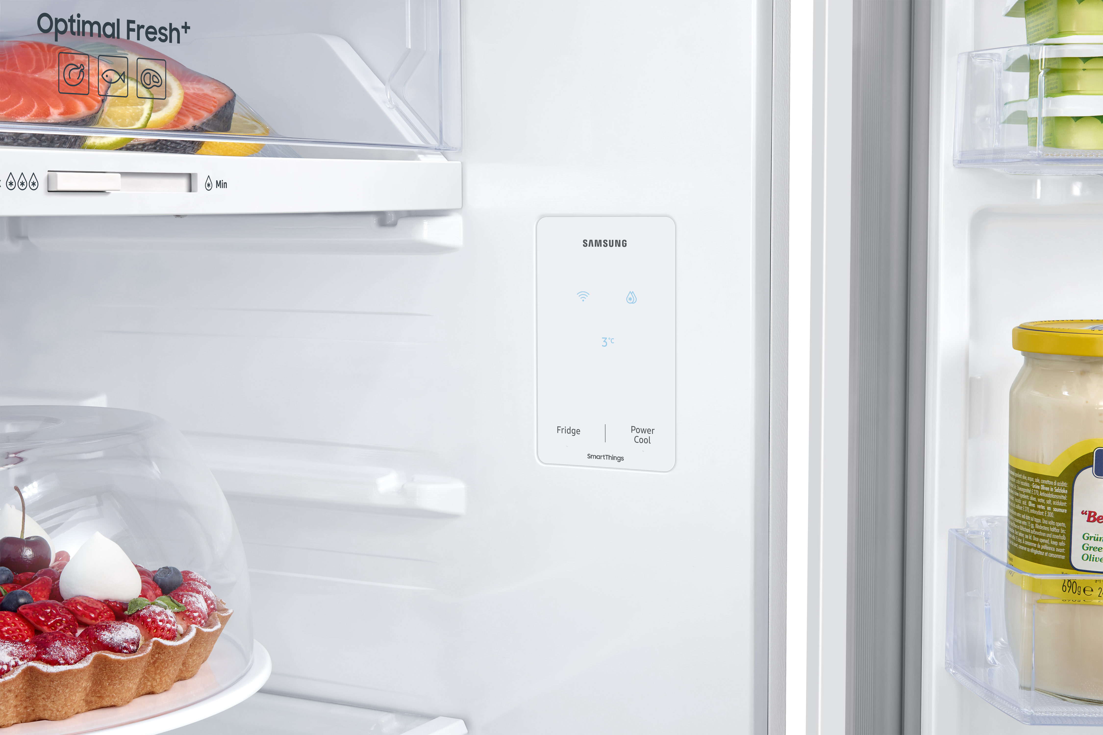 Interior de refrigerador con panel de control y alimentos visibles.