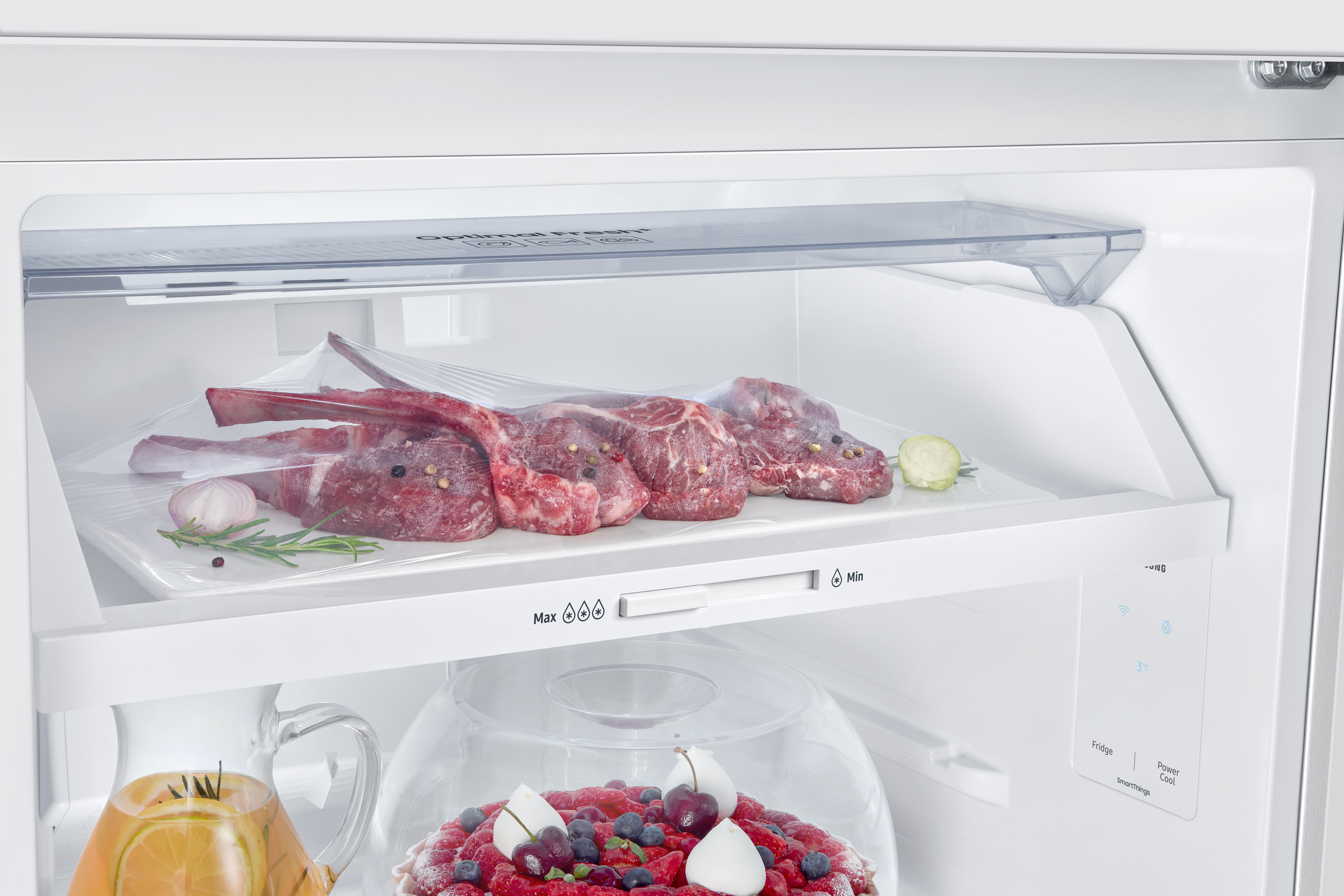 Dentro de un refrigerador, hay trozos de carne cruda en un estante. Un pastel y bebidas en la parte inferior.