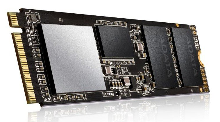 Czarny dysk SSD z metalowymi kwadratami i logo ADATA. Jest na białym tle.