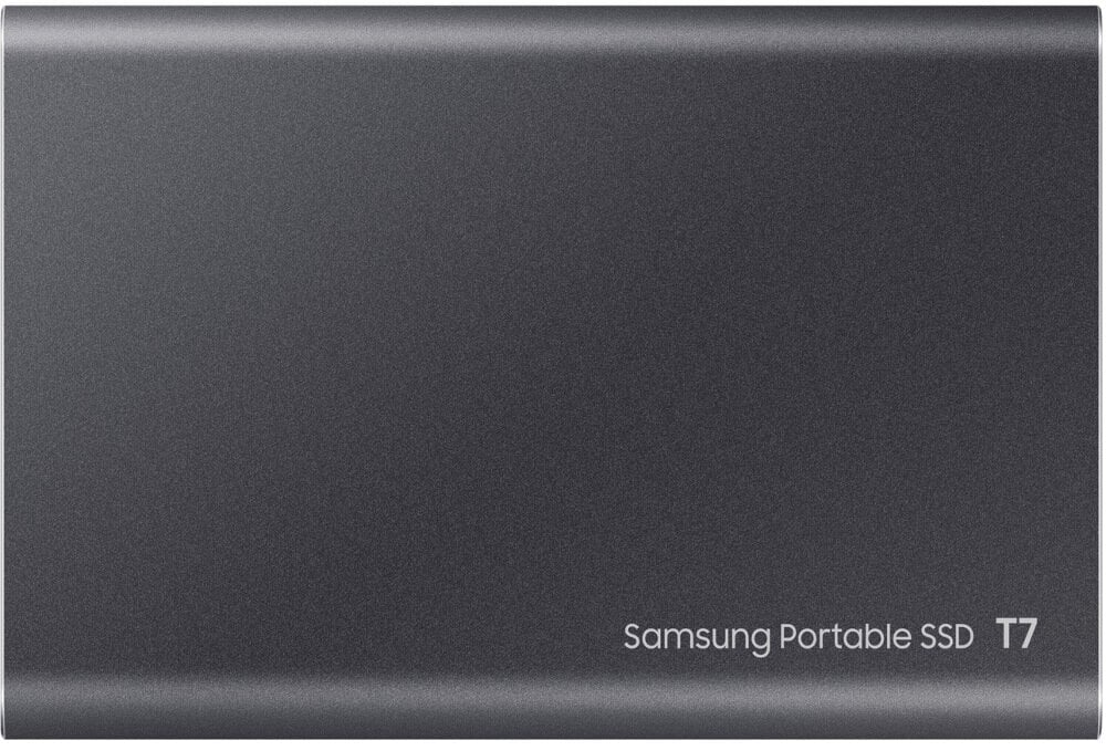 Zbliżenie ciemnoszarego dysku SSD Samsung Portable T7. Widoczne logo i nazwa modelu.