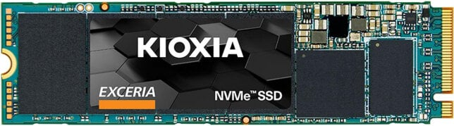 KIOXIA EXCERIA NVMe SSD. Czarne i pomarańczowe logo na czarnym tle. Zielona płytka drukowana.