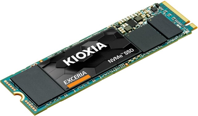 Dysk SSD KIOXIA NVMe na białym tle, widoczne nazwa marki i modelu.