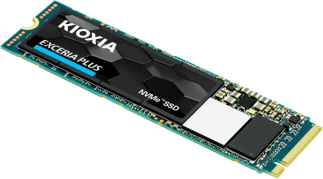 KIOXIA Exceria Plus NVMe SSD, zielona płytka drukowana, czarna etykieta z białym i niebieskim tekstem.