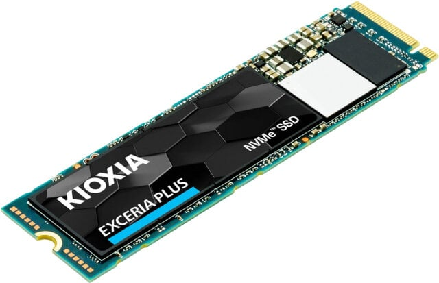 Kioxia Exceria Plus NVMe SSD, czarna etykieta, niebieskie akcenty, na niebieskiej płytce PCB.